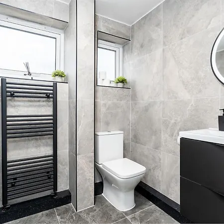 Апартаменти Modern 1 Bed Flat *