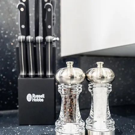 Modern 1 Bed Flat Апартаменти *