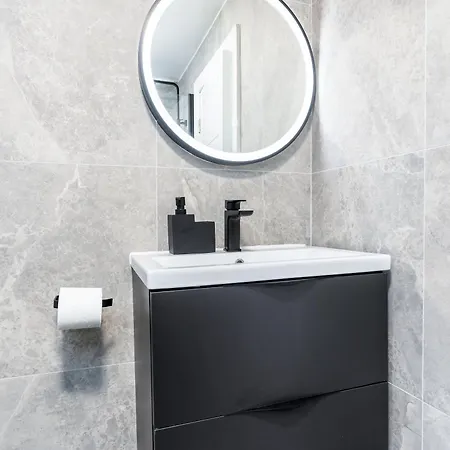 Modern 1 Bed Flat Апартаменти