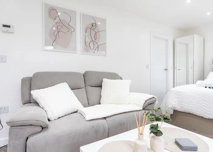 Modern 1 Bed Flat Апартаменти