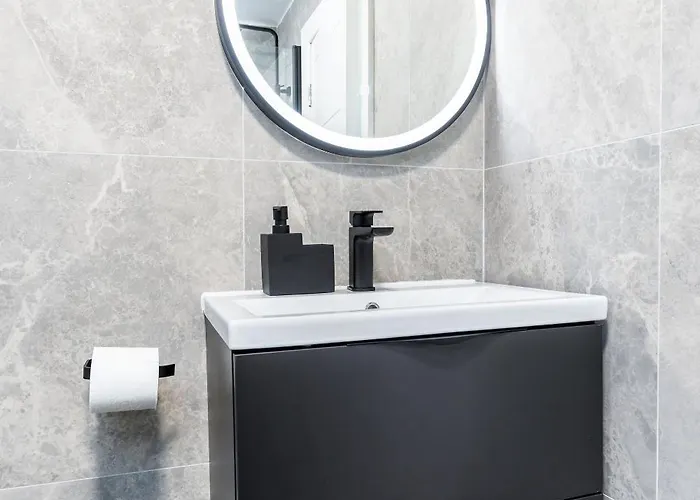 Modern 1 Bed Flat Апартаменти