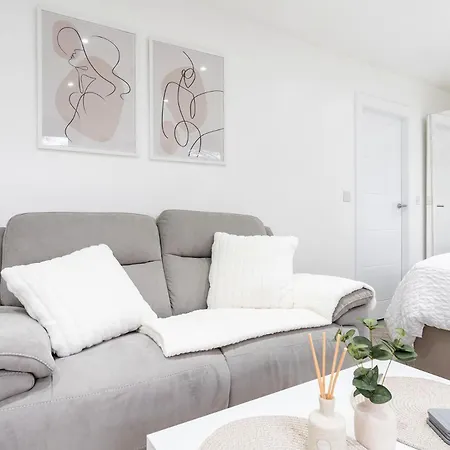 Modern 1 Bed Flat Apartment